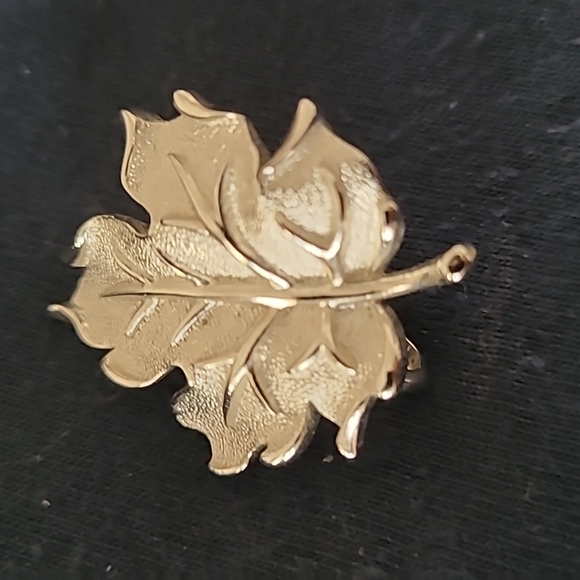 Trifari silver maple leaf clip on earrings. Great gift! - Picture 2 of 4